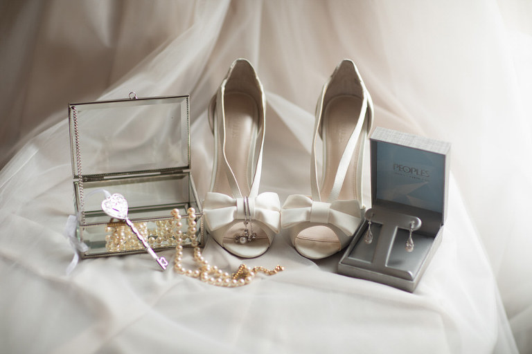 Amanda and Kevin's wedding in Windsor Ontario at Sprucewood winery detail photographs bridal