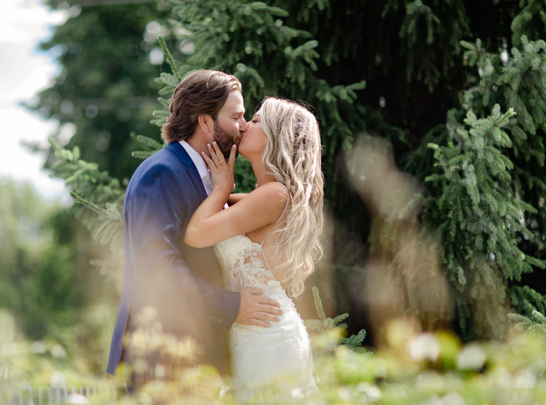 couple wedding pictures kissing